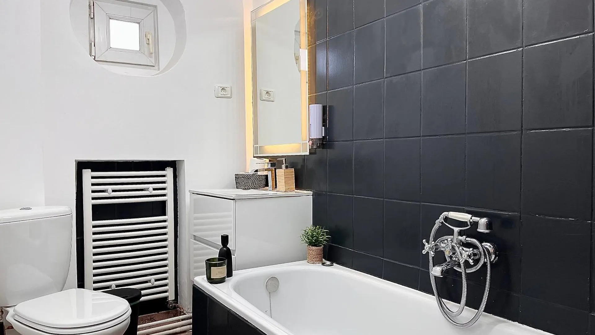 Woodie Apartment - Chic Retreat By Piata Unirii Bucharest