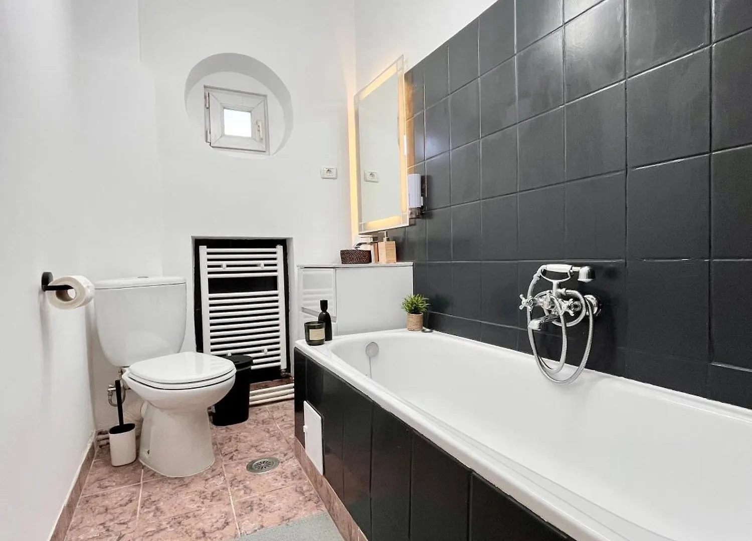 Woodie Apartment - Chic Retreat By Piata Unirii Bucharest