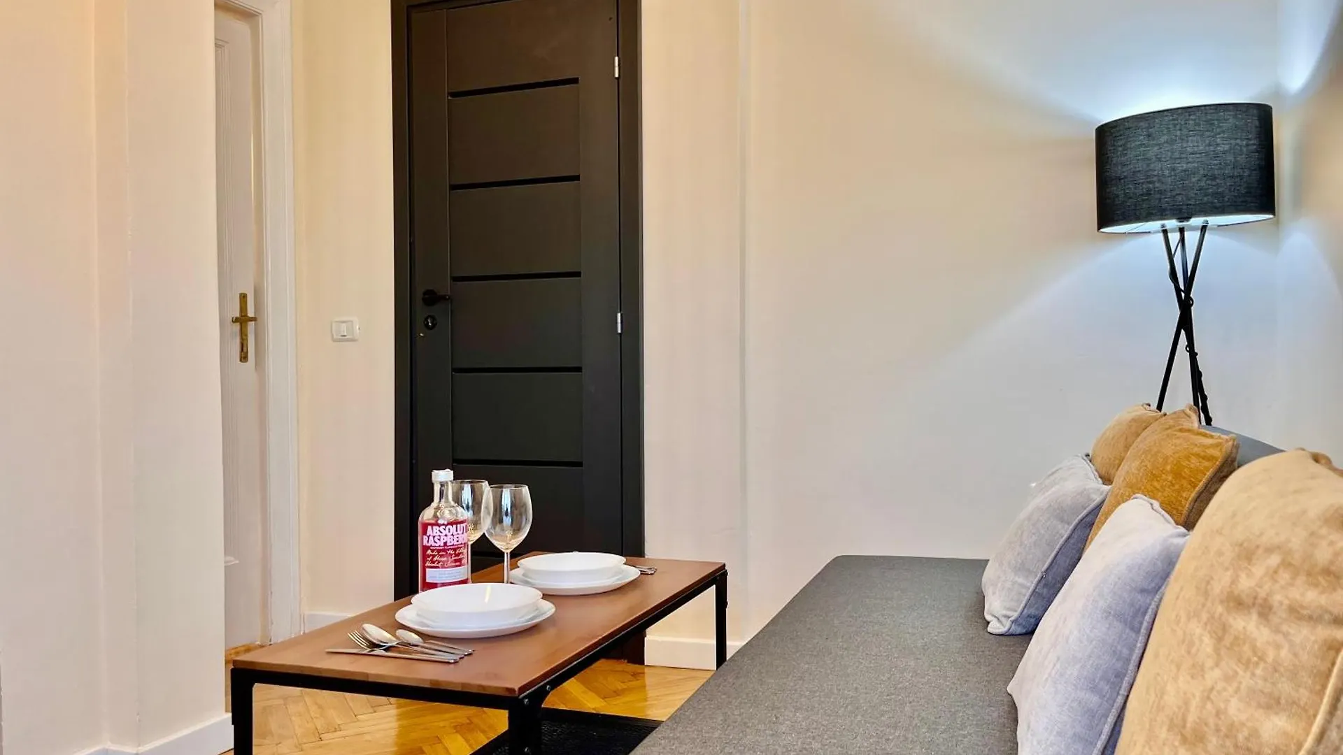Woodie Apartment - Chic Retreat By Piata Unirii Bucharest 0*,  Romania